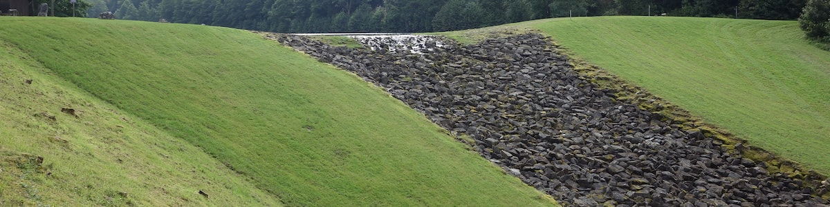 Photo "Schmala dam and spillway, Germany" by ProfessorX (page does not exist) (Creative Commons Attribution-Share Alike 4.0) / Cropped from original