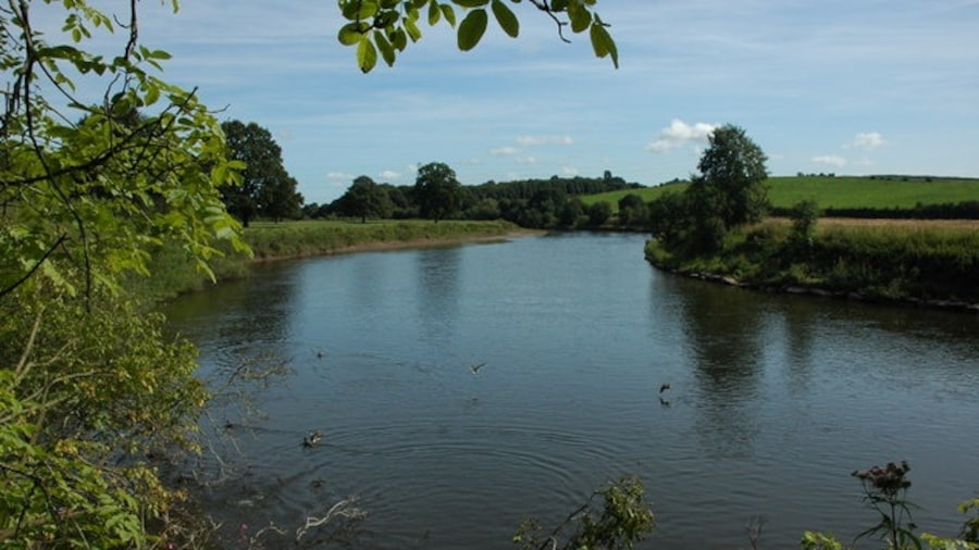 Photo "River Wye at Pencraig The River Wye viewed from Pencraig Court Wood." by Philip Halling (Creative Commons Attribution-Share Alike 2.0) / Cropped from original