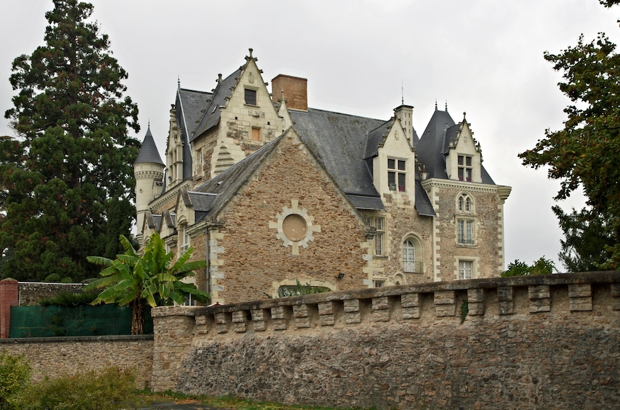 Villevêque (Maine-et-Loire) Le château. D'abord maison forte aux XIIe-XIIIe siècles, le château perd son caractère défensif au XVe siècle. Le château de Villevêque sera la résidence épiscopale des évêques d'Angers. L'évêque d'Angers, Hubert de Vendôme, évoquera vers 1025 cette résidence épiscopale. Hubert avait succédé à Renaud II mort à Embrun*, alors qu'il se rendait à Jérusalem. Aucun successeur n'avait été désigné du vivant de Renaud II. Le comte d'Anjou, Foulques Nerra, qui avait des vues sur l'héritage considérable que Renaud II tenait de son père, avait donc les mains libres pour choisir le nouvel évêque. Foulques va alors retrouver le vicomte Hubert de Vendôme afin de négocier avec lui l'accession de son fils à l'épiscopat angevin. Après un an de discussion sur les modalités concernant l'héritage de Renaud II, un accord est trouvé : le jeune évêque Hubert endossait juridiquement l'accaparement de l'héritage de Renaud. Il apparaît donc que Hubert de Vendôme a servi d'intermédiaire au comte d'Anjou, en accaparant les alleux de son prédécesseur, puis en les redistribuant, au nom de l'évêché, à différents chevaliers probablement proches du comte d'Anjou. C'est ainsi que la région des Mauges quittera le Poitou pour intégrer définitivement l'Anjou. Le nouvel évêque "clerc plus expert, peut-être, à manier l'épée qu'à prier Dieu" (L. Halpen), resta un féodal et n'hésita à prendre les armes contre l'archevêque de Tours. Hubert de Vendôme fera reconstruire la cathédrale d'Angers qui avait été en partie détruite par un incendie. La nouvelle cathédrale subira un autre incendie en 1032, elle ne sera remise en état qu'à la fin du XIe siècle. L'évêque Hubert de Vendôme résidera régulièrement à Villevêque, jusqu'à son décès en mars 1047. Eusèbe Brunon (Eusebius Bruno) fut élu, à l'initiative du comte d'Anjou Geoffroy II, pour lui succéder. En 1317, Guillaume Le Maire, évêque d'Angers, prêtera serment au roi de France, Philippe V (Philippe V le Long), dans le château de Villevêque. Ce même Guillaume Le Maire avait participé au Concile de Vienne* en octobre 1311, sous Philippe le Bel, concile qui verra la condamnation des Templiers. L'évêque d'Angers sera un partisan de la condamnation. En 1428, l'évêque d'Angers Hardouin du Bueil reçoit 1000 écus de Yolande d'Aragon (épouse de Louis II d'Anjou), pour la rénovation du château. Durant son ministère, l'évêque Hardouin du Bueil s'élèvera avec force contre les déviations de son temps. En particulier il condamnera le mariage consanguin de Gilles de Rais avec sa cousine Catherine de Thouars*. Après les destructions de la guerre de Cent Ans, l'évêque d'Angers Jean II de Beauvau* , fait reconstruire entièrement le château, entre 1448 et 1465. Grâce à la protection de l'évêque, Jean Balue*, fera une rapide carrière, secrétaire et aumonier du roi Louis XI en 1463, évêque d'Evreux en 1465. Il évincera son protecteur, du siège épiscopal d'Angers, qui sera destitué par le pape en 1467. Jean Balue conseillera au roi l'abolition de la Pragmatique Sanction ce qui lui vaudra d'être fait cardinal par le pape Paul II. Après bien des erreurs, Louis XI le fera arrêter le 23 avril 1469. Jean Balue ne sera libéré qu'en 1480, sous condition de quitter la France. L'excommunication de Jean de Beauveau sera levée en 1476, mais il ne retrouva son diocèse d'Angers que comme administrateur (en double avec Auger de Brie). Au début du XVIe siècle, un des derniers évêques à résider à Villevêque fut François de Rohan. En 1523, les idées de Luther arrivent en Anjou. Les vicaires généraux du diocèse d'Angers publient un monitoire contre les personnes lisant les écrits prônant la réforme. L'année suivante l'évêque François de Rohan, menaçe les contrevenants d'excommunication et ordonne la destruction des ouvrages incriminés. François de Rohan décédera en 1536. L'inefficacité des mesures qu'il avait prises est telle qu'à l'automne 1539, les premières condamnations sont prises à l'encontre des protestants angevins. Les bûchers ne tardent pas à suivre, en 1552 à Saumur, en 1556 à Angers. Le château sera vendu comme bien national sous la révolution. En 2003, la ville d'Angers recevra le château en legs, avec l’ensemble des œuvres d’art collectionnées par son dernier propriétaire privé, un industriel fortuné. Embrun (Hautes-Alpes) dont d'ailleurs, l'évéché fut fondé par Marcellin, d'origine berbère d'Afrique du Nord. Renaud partit sur la route de Jérusalem, qu'il n'a jamais atteint, la mort le surprenant en chemin le 12 juin 1005. (Cartulaire Noir de Saint-Maurice, n° XXVIII. Embrun, Hautes-Alpes) Le concile de Vienne (en Isère) verra, outre la dissolution de l'Ordre du Temple: - Le rejet de la réforme de l'évêque de Mende, Guillaume Durand, réforme qui remet en cause l'absolutisme de Rome, prône le mariage des prêtres, et la gratuité des sacrements.
- La querelle au sein des franciscains, entre ceux qui voyaient dans les voeux de pauvreté une obligation stricte et ceux qui y voyaient de simples recommandations.
- La condamnation du mouvement des béguinages. Mouvement de femmes qui sans être conscrées menaient une vie monacale. La béguine Marguerite Porete fut brûlée le 1er juin 1310, à Paris, en place de Grève, pour son ouvrage "Le miroir des âmes simples et anéanties et qui seulement demeurent en vouloir et désir d'amour". Malgré sa condamnation le livre aura beaucoup de succès , en particulier dans la vallée de la Loire.
- Le concile discute d'une nouvelle croisade, et demande aux princes chrétiens d'interdire les pèlerinages sur les tombeaux de "saints" musulmans, ainsi que les appels à la prière.
Gilles de Rais aurait du en réalité s'appeler Gilles de Laval. Son père Guy de Laval avait une arrière grand tante fort riche, Jeanne Chabot dame de Rais, dite Jeanne la Sage. Elle n'avait pas d'enfant, et pour continuer le nom de Rais, elle propose au jeune Guy de Laval de l'adopter. Guy accepte et devient ainsi Guy de Rais. Ce marché ne fait pas l'affaire du neveu de Jeanne, Jean de Craon, qui proteste. Jeanne Chabot reconnait ses torts, déshérite Guy et fait son testament en faveur de Jean de Craon. Guy attaque le testament et fait un procès, mais aucun tribunal n'ose trancher en faveur de l'une ou l'autre des deux grandes familles. La guerre semble inévitable. Finalement Jean de Craon a une idée : marier Guy avec sa fille Marie. Ainsi Jean de Craon peut garder l'héritage qu'il transmettra à sa fille et Guy redevient de Rais. Gilles de Rais naîtra un an plus tard de cet combinaison d'héritage, dans le château de Champtocé. Dès sa naissance il est immensément riche. Le jeune Gille mène la vie d'un riche seigneur écoutant avec plaisir les récits guerriers, en particulier ceux concernant sont grand oncle par les Laval : Du Guesclin. Malheureusement, son père Guy de Laval meurt dans une partie de chasse à Machecoul en 1415. Sa mère suivra quelques mopis après. Gilles est orphelin à onze ans. C'est Jean de Craon qui deviendra son éducateur. Il confiera le jeune Gilles à ses serviteurs. L'enfant est livré à lui-même et donne libre cours à ses mauvais penchants, la violence et les mauvaises lectures, en particulier Suétone. Un jour sa gouvernante, Guillemette la Drapière le surprend dans sa chambre et ce qu'elle en rapporte à Jean de Craon décide celui-ci à le marier. Il va trouver la cousine de Gilles, Catherine de Thouars. Elle a seize ans. Mais l'église ne peut admettre ce mariage entre cousins. Jean de Craon imagine donc de compromettre la jeune fille, ce qui obligera l'église à admettre le mariage. Le père de la jeune fille décédant à propos, celle-ci est enlevée et emmenée au château. Les deux jeunes gens passent la nuit ensemble. Il faut donc que Gilles répare l'outrage, et le 30 novembre 1420, un prêtre procède à l'union. L'évêque Hardouin de Bueil avertit de l'enlèvement et du mariage décrète que le mariage est nul. Jean de Craon envoie alors une ambassade à Rome et obtient l'Indulgence du Pape. Mais le Pape exige la séparation physique des deux époux. Le 24 avril 1422, Gilles de Rais est donc officiellement marié, mais séparé de sa femme, ce qui ne le dérange pas, il préfère manifestement la compagnie des hommes. (d'après "Les Monstres": Gilles de Rais - Sade - Landru dans les archives judiciaires Par Bernard MICHAL). Jean de la Balue, était fils d'un châtelain de la baronnies d'Angles. Sa vie dissolue, ne l'empêcha pas d'avoir une carrière fulgurante : conseiller du roi, évêque, cardinal, il devint même archevêque en 1468. Par ses intrigues, il sera la cause de la décapitation de Charles de Melun, faussement accusé par La Balue, d'avoir entretenu des intelligences avec le duc de Bretagne. Par la suite, Jean Balue sera accusé de trahison par Louis XI, à la suite de la découverte d'un courrier compromettant avec Charles le Téméraire. Il sera arrêté à Amboise et enfermé à Tours, puis à Onzain, et Loches où il restera enchaîné pendant 11 ans. Il ne sera libéré qu'en 1480, échappant à l'exécution par l'intervention du pape. fr.wikipedia.org/wiki/Ch%C3%A2teau_de_Villev%C3%AAque histoiredesmauges.free.fr/Dossiers%20th%E9matiques/La%20m...
