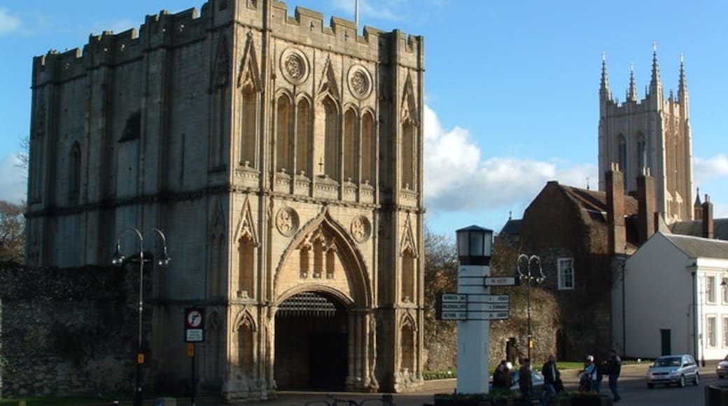 Photo "The Abbey Gate" by Keith Evans (CC BY-SA) / Cropped from original