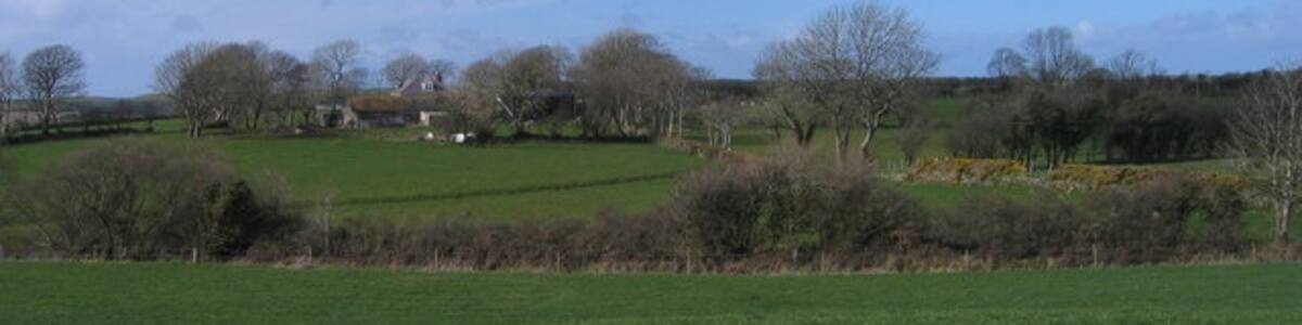 Photo "Bryngwyn Tir amaethyddol ger Bryngwyn Agricultural Land near Bryngwyn" by Ian Medcalf (Creative Commons Attribution-Share Alike 2.0) / Cropped from original