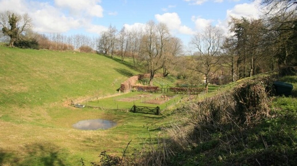 "Pitcombe"-foto av roger geach (CC BY-SA) / Urklipp från original