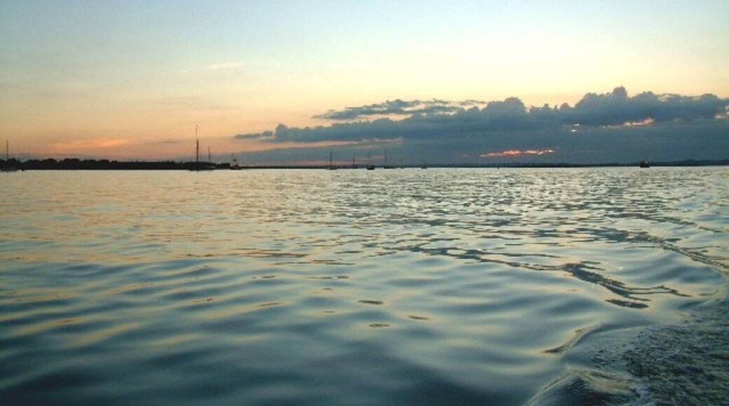 Foto “Langenhoe” tomada por Trevor Salmon (CC BY-SA); recorte de la original