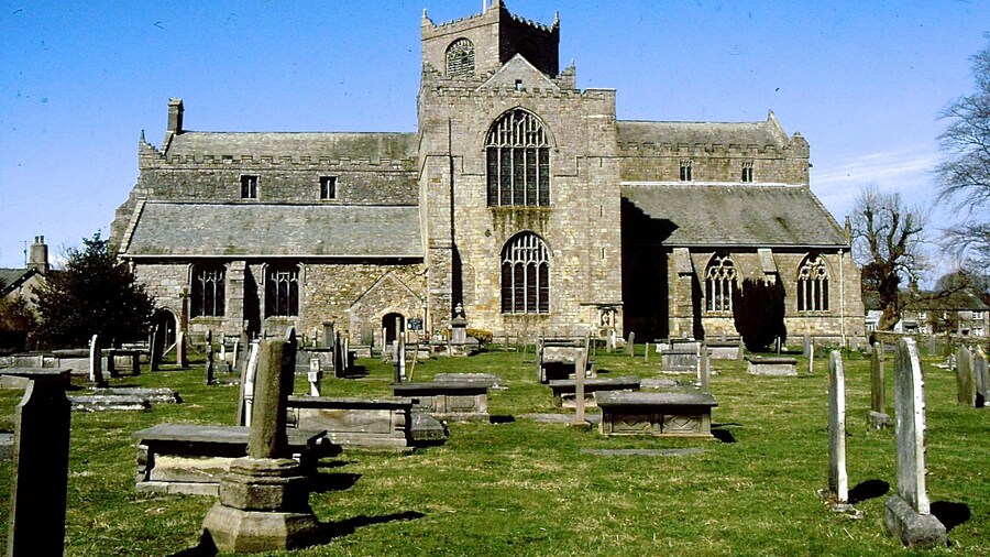 Photo "Photograph of Cartmel Priory, Cumbria, England" by Anthony O'Neil (Creative Commons Attribution-Share Alike 2.0) / Cropped from original