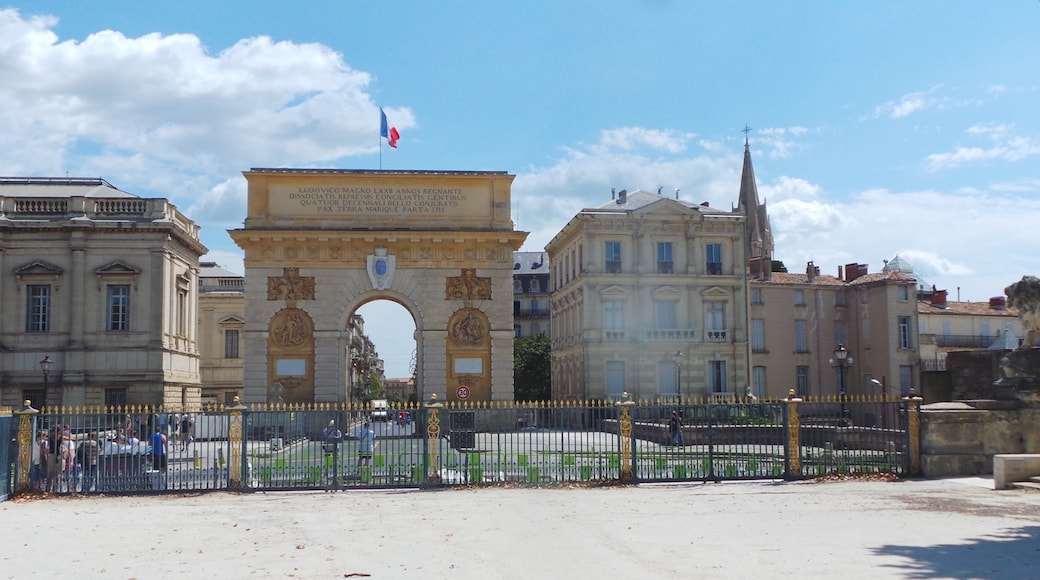 Foto "Porte du Peyrou" di Danny van Leeuwen (CC BY-SA) / Ritaglio dell’originale