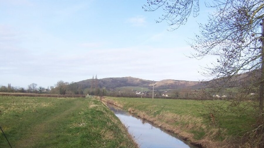 Photo "Cheddar Yeo near Cross. This looks west along the arrow straight Cheddar Yeo, taken near the village of Cross." by Chris Heaton (Creative Commons Attribution-Share Alike 2.0) / Cropped from original