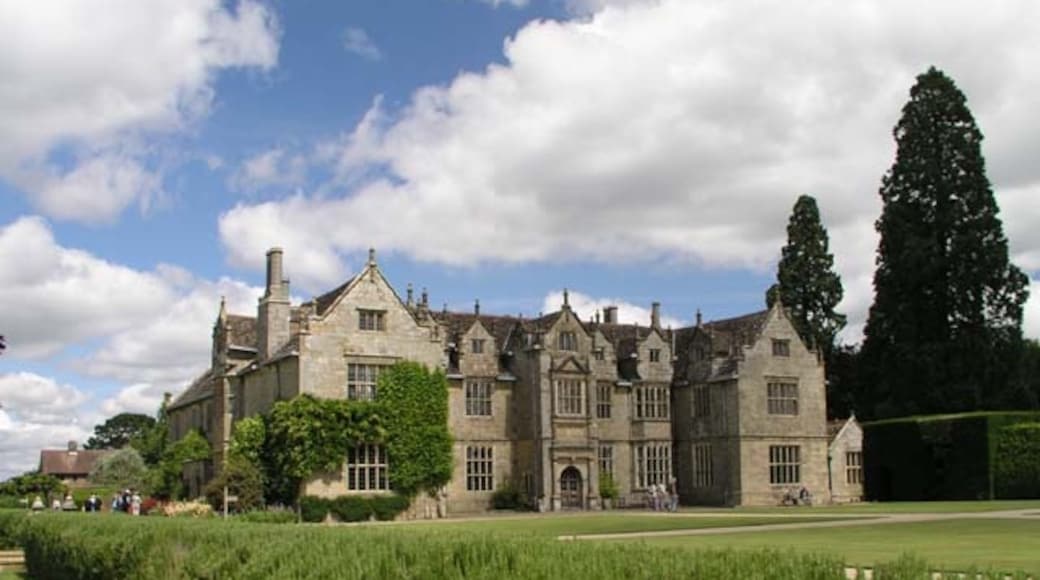 Photo "Wakehurst Place" by Andy Potter (CC BY-SA) / Cropped from original