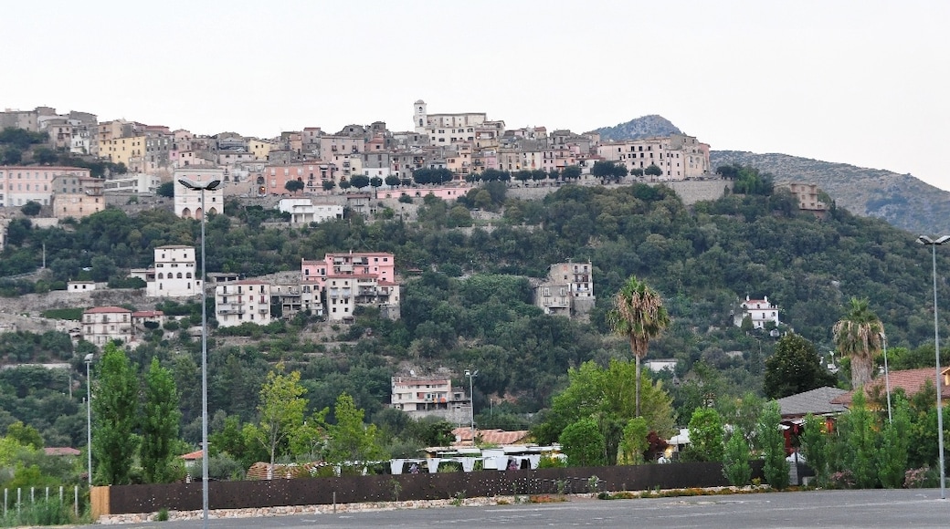 Foto "Monte San Biagio" de Ra Boe / Wikipedia (CC BY-SA) / Recortada do original