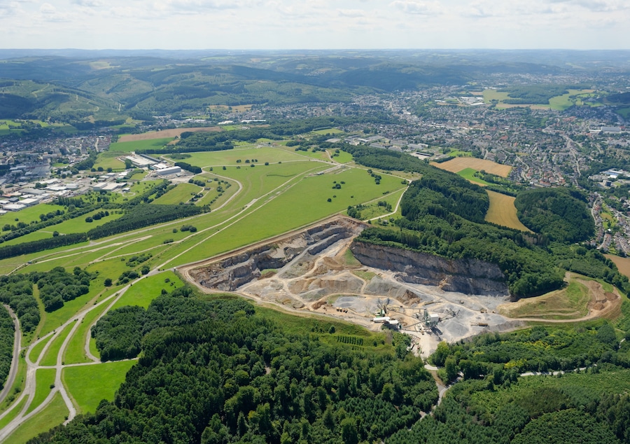 Luftaufnahme: Steinbruch Hemer-Becke, dann Naturerlebnisgebiet Hemer-Apricke der NRW-Stiftung mit ehemaligen Panzerstraßen des Standorttruppenübungsplatzes, links Deilinghofen und rechts Hemer, Nordrhein-Westfalen
