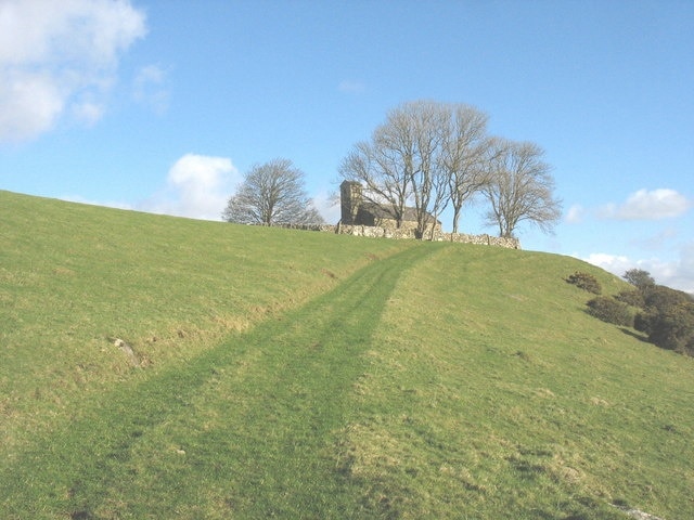 The upper limb of the green lane climbing up to Carnguwch church 675663