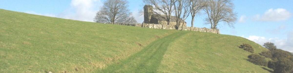 Photo "The upper limb of the green lane climbing up to Carnguwch church 675663" by Eric Jones (Creative Commons Attribution-Share Alike 2.0) / Cropped from original