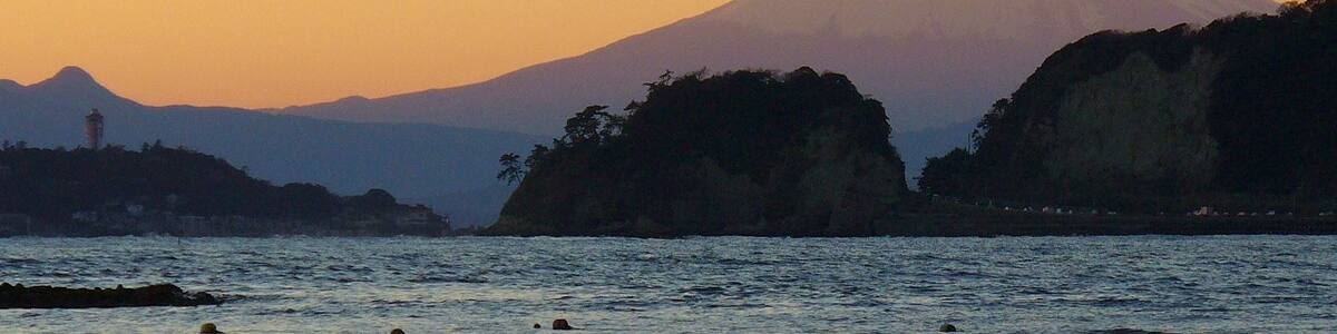 Photo "A view of Mt. Fuji from Zaimokuza shore (材木座海岸からの富士山)" by ohkubo (Creative Commons Attribution-Share Alike 3.0) / Cropped from original