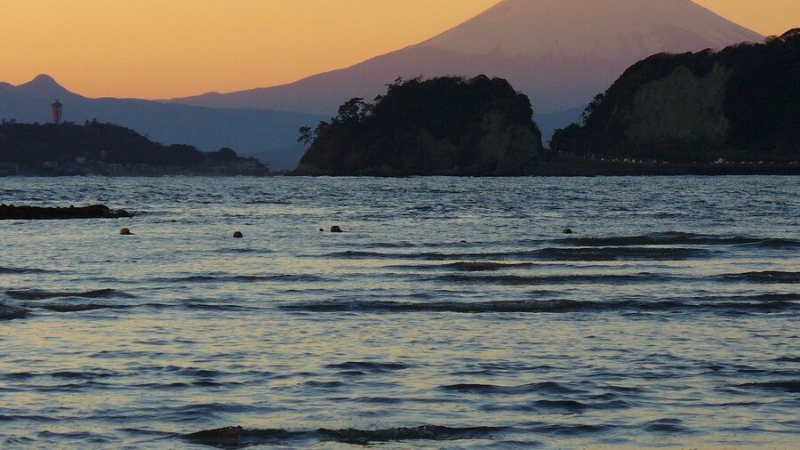Photo "A view of Mt. Fuji from Zaimokuza shore (材木座海岸からの富士山)" by ohkubo (Creative Commons Attribution-Share Alike 3.0) / Cropped from original