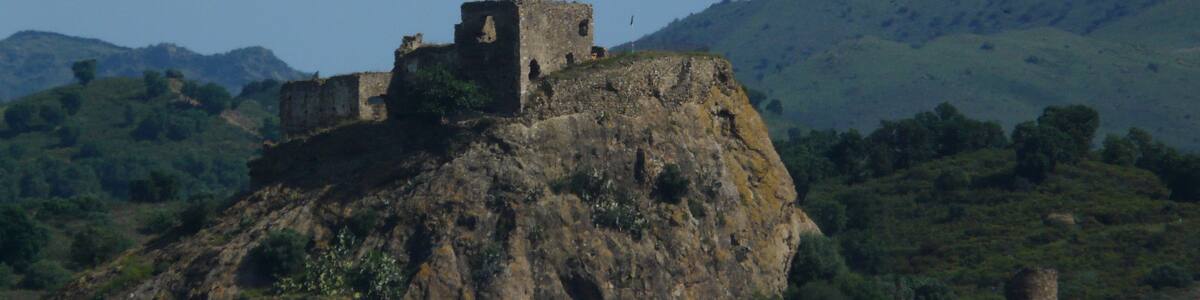 Photo "Castell de Quermançó (Vilajuïga)" by Pere prlpz (Creative Commons Attribution-Share Alike 3.0) / Cropped from original