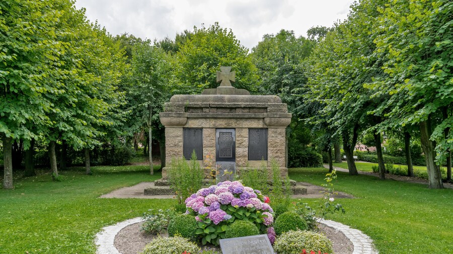 Photo "Bilder aus Wöhrden Kriegerdenkmal in Wöhrden" by joergens.mi (Creative Commons Attribution-Share Alike 3.0) / Cropped from original