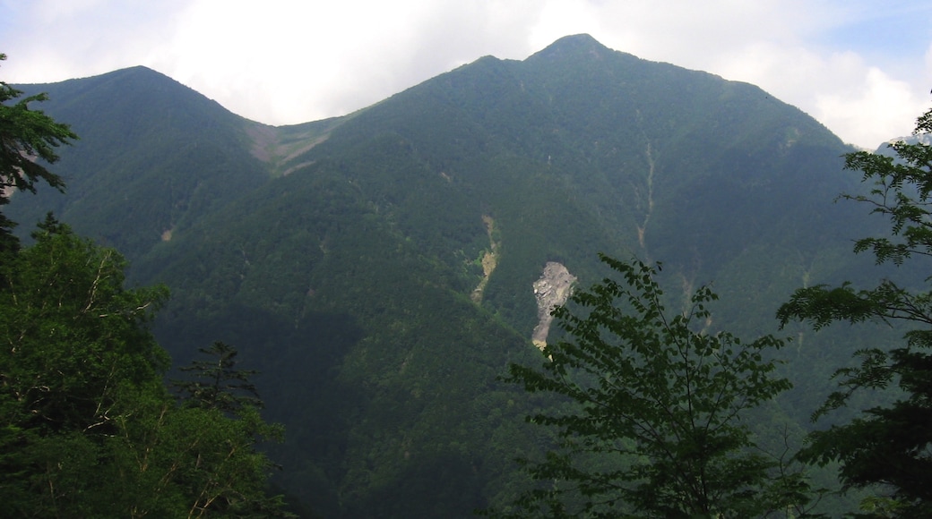 Photo "Minami-Alps" by Σ64 (CC BY-SA) / Cropped from original