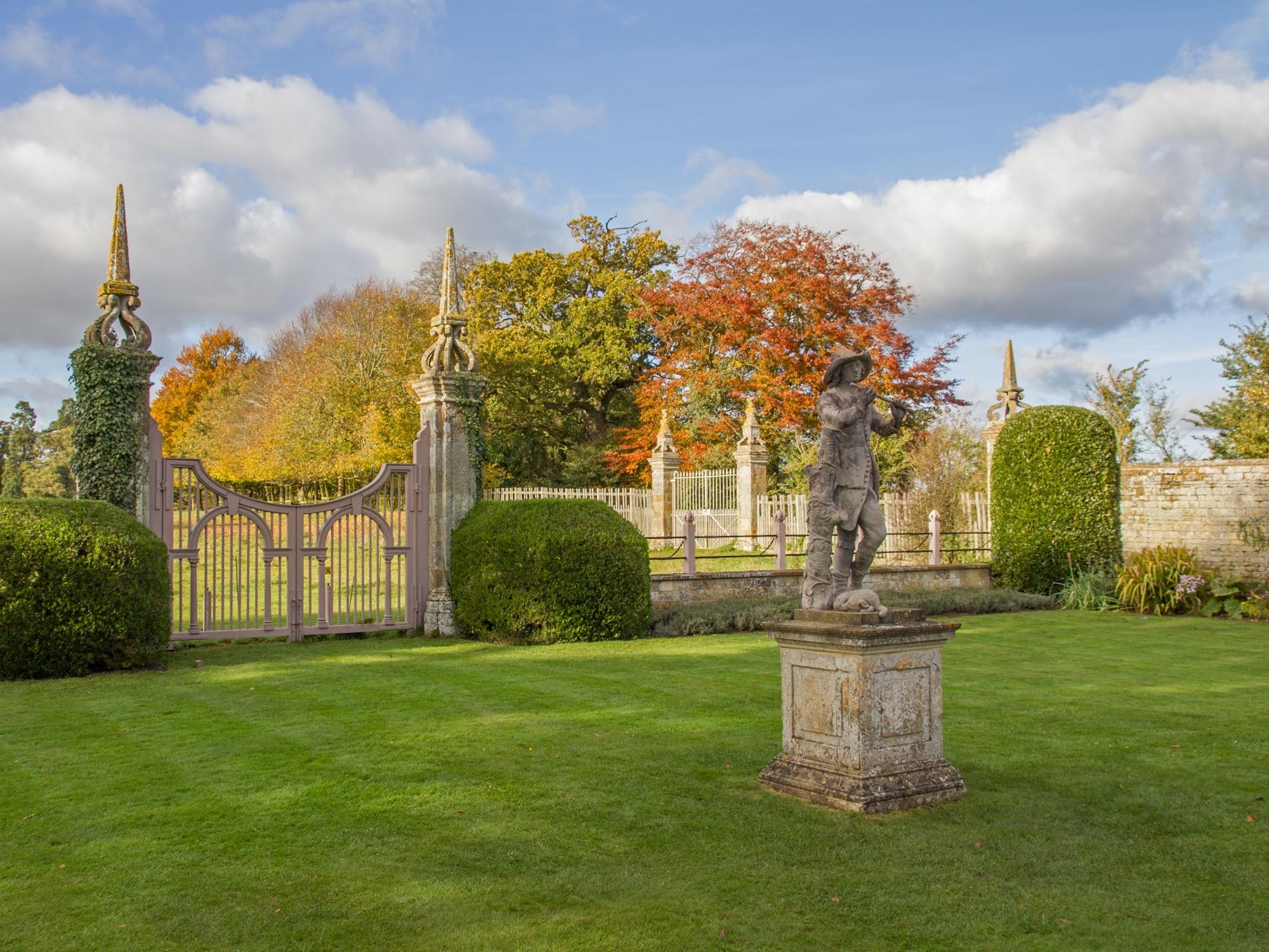 "Canons Ashby"-foto av David P Howard (CC BY-SA) / Urklipp från original
