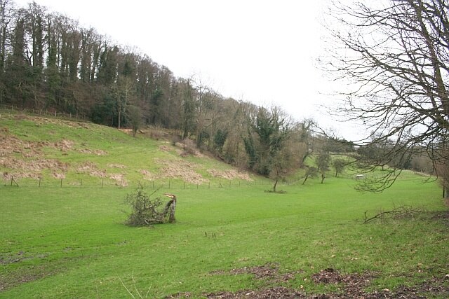 Foto „Bisley mit Lypiatt“ von Bob Embleton (CC BY-SA)/zugeschnittenes Original