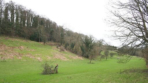 Foto „Bisley mit Lypiatt“ von Bob Embleton (CC BY-SA)/zugeschnittenes Original