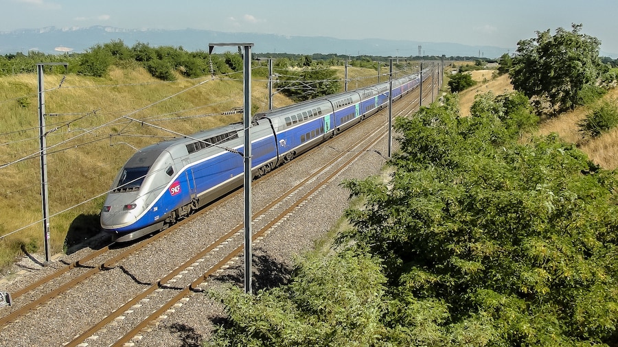 Photo "In de zomer van 2009 heb ik volop langs de zuidelijke TGV lijn gestaan. Bij het plaatsje Piedmont in de Rhône Alpes schiet TGV 714 richting Marseille met een snelheid van 300 km/h op de teller voorbij." by Rob Dammers (Creative Commons Attribution 2.0) / Cropped from original