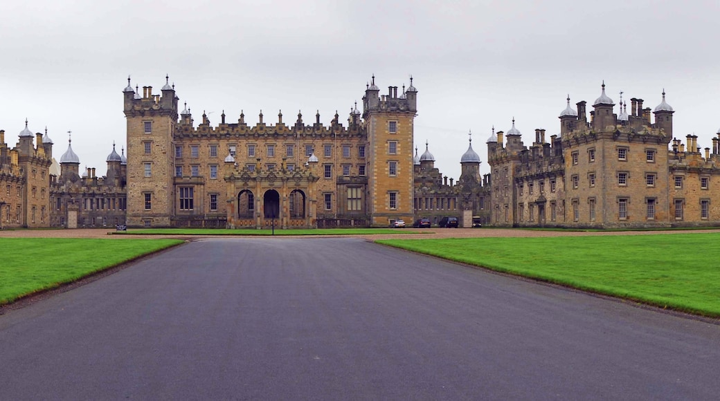 Photo "Floors Castle" by Meho29 (CC BY-SA) / Cropped from original