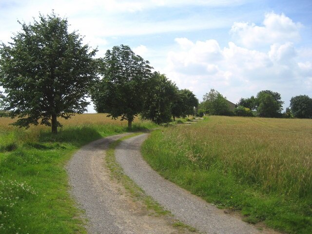 Kuva ”Ainderby Steeple” käyttäjältä Chris Heaton (CC BY-SA) / rajattu alkuperäisestä kuvasta