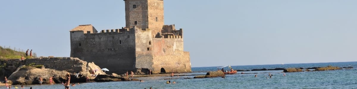 Photo "Torre Astura" by Ra Boe / Wikipedia (Creative Commons Attribution-Share Alike 3.0 de) / Cropped from original