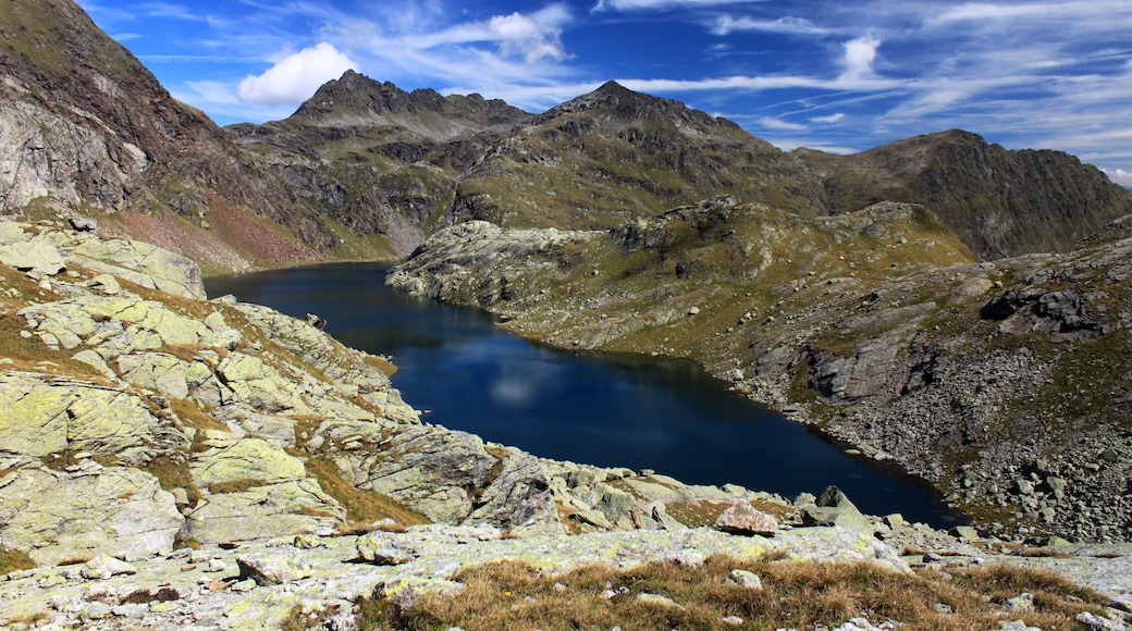 Photo "Spronser Lakes" by Uwelino (CC BY-SA) / Cropped from original
