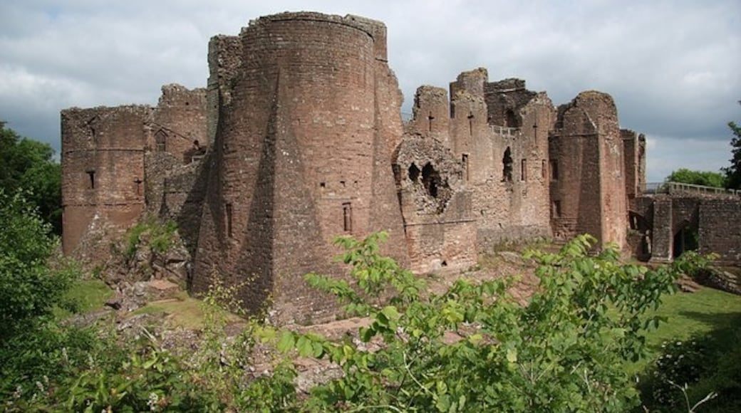 "Goodrich Castle"-foto av Richard Croft (CC BY-SA) / Urklipp från original