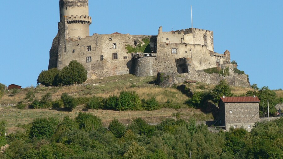 Photo "Château de Tournoël (Volvic, France)" by Matthieu Perona (Creative Commons Attribution 3.0) / Cropped from original