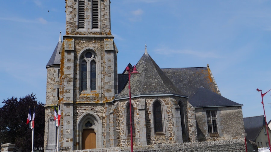 Photo "L'église Saint-Martin." by Simon de l'Ouest (Creative Commons Attribution-Share Alike 4.0) / Cropped from original