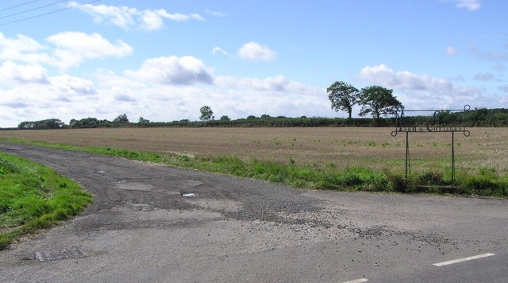 Foto "Aislaby" de Hugh Mortimer (CC BY-SA) / Recortada do original