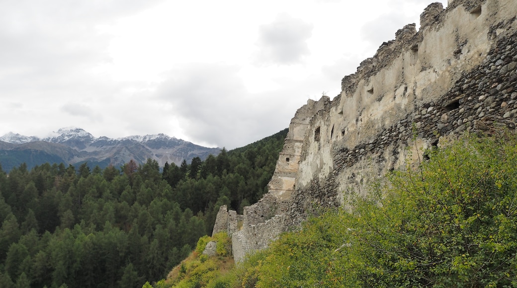 Die Burgruine Lichtenberg ist eine verfallene Höhenburg in der Fraktion Lichtenberg von Prad am Stilfserjoch (Südtirol). This media shows the cultural heritage monument with the number 16515 in South Tyrol.