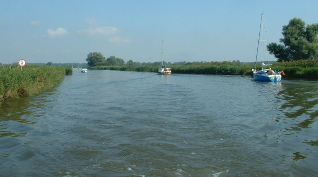 Foto „Oulton“ von David Medcalf (CC BY-SA)/zugeschnittenes Original