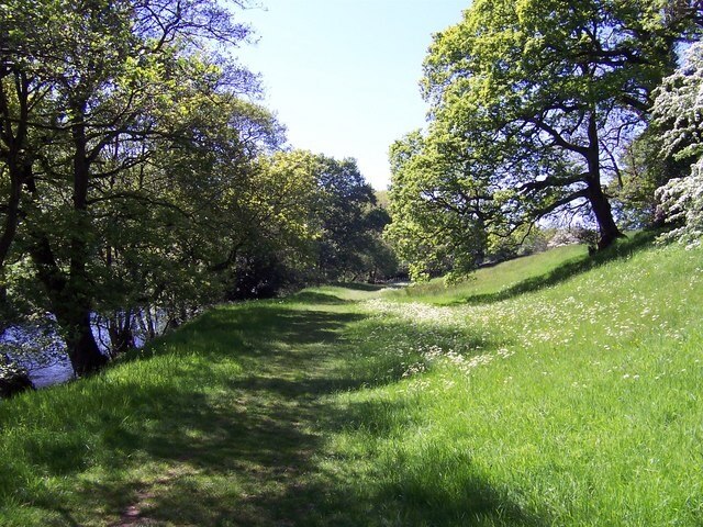 Foto “Dacre” tomada por Chris Heaton (CC BY-SA); recorte de la original