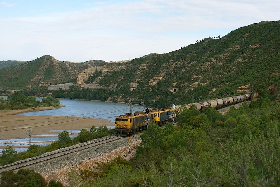 La 019 i la 049 arroseguen el cerealer Martorell -> Can Franc al seu pas per Faió. La 019 y la 049 arrastran el cerealero Martorell -> Can Franc a su paso por Fayón.
