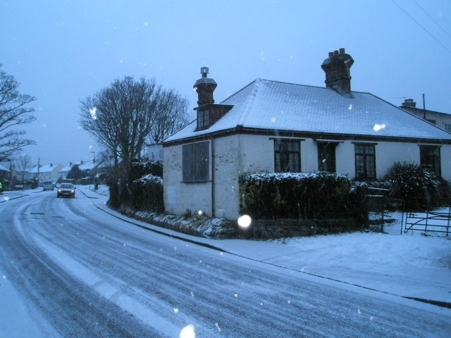 Falling snow in Medina Road