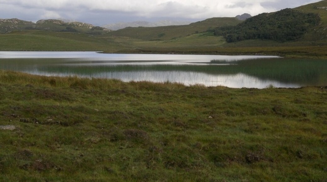 Photo "Loch Bad na h-Achlaise" by Chris Eilbeck (CC BY-SA) / Cropped from original