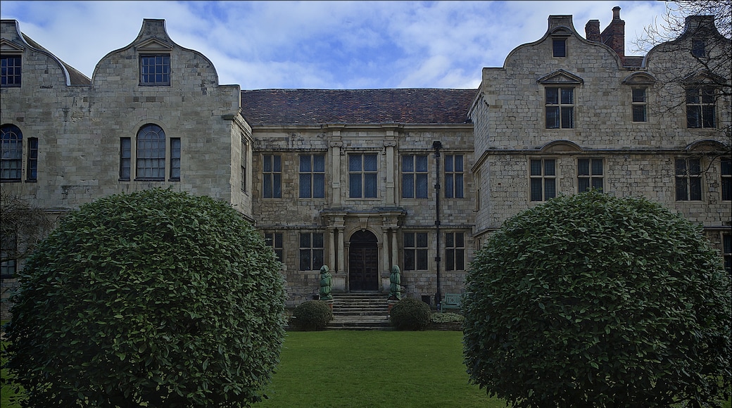 Photo "Treasurer's House" by dun_deagh (CC BY-SA) / Cropped from original