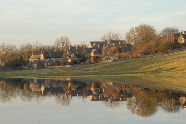 Photo "Coln St. Dennis" by John Fielding (CC BY-SA) / Cropped from original