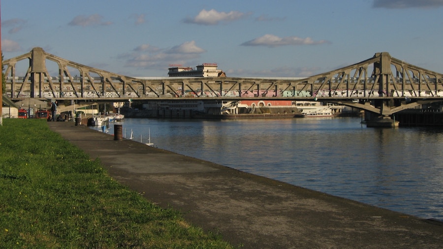 Photo "La confluence de la Marne et de la Seine à Alfortville." by Thesupermat (Creative Commons Attribution-Share Alike 3.0) / Cropped from original