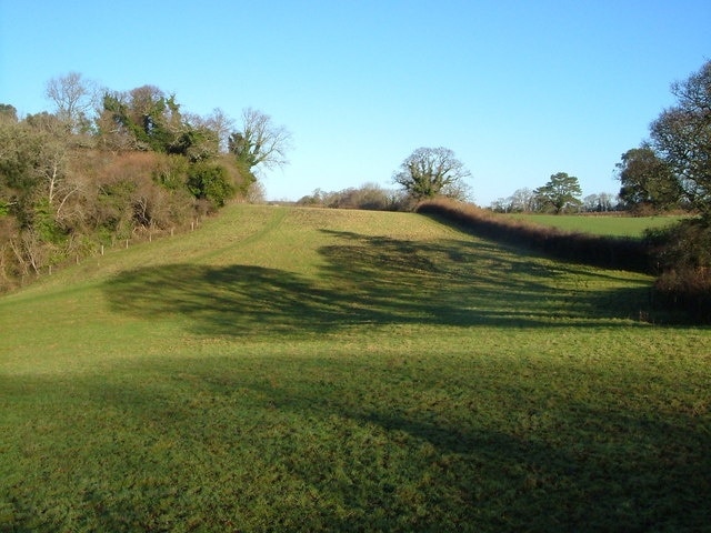 Yealmpton Footpath 17. Looking the opposite way to 295432. The footpath climbs past Rough Torrs on the left. Seen from the lane to Two Crosses.