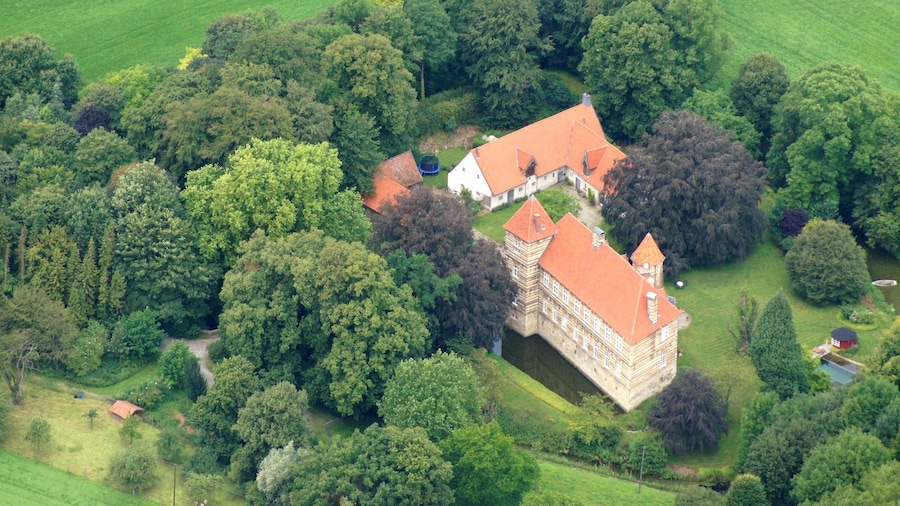 Photo "Haus Alst is a castle in Horstmar, district of Steinfurt in North Rhine-Westphalia, Germany." by Günter Seggebäing, Coesfeld (Creative Commons Attribution-Share Alike 3.0) / Cropped from original