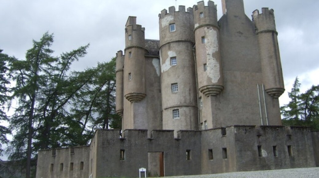 Photo "Braemar Castle" by Stanley Howe (CC BY-SA) / Cropped from original