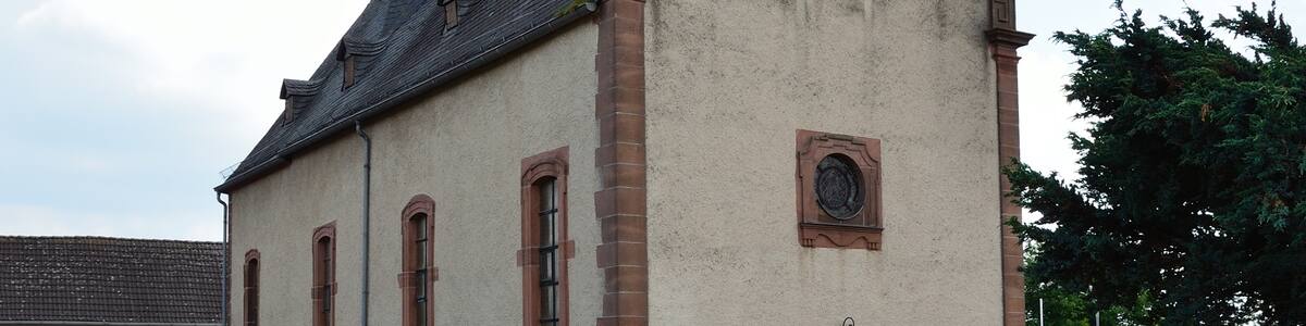 Photo "Die Kirche in Kleinseelheim" by Hydro (Creative Commons Attribution 4.0) / Cropped from original