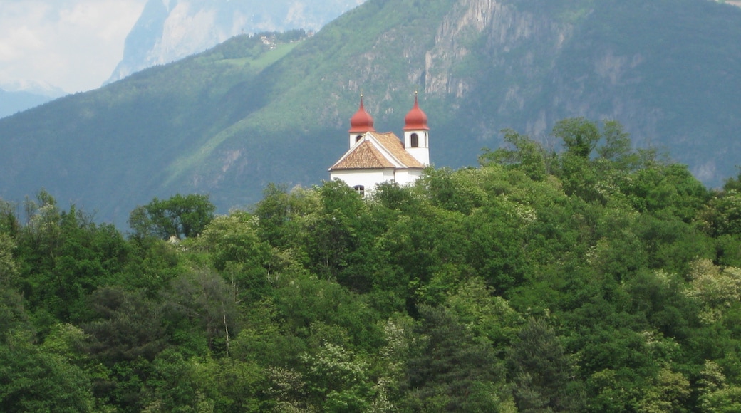 Die Heiligkreuzkirche auf der Gleif (auch einfach Gleifkirche genannt) in Eppan in Südtirol von Westen gesehen, im Hintergrund der Schlern