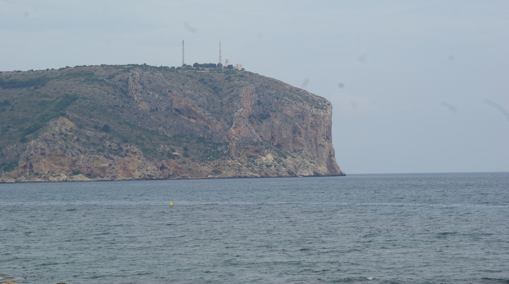 Foto „Bahía de Jávea“ von Concepcion AMAT ORTA… (CC BY)/zugeschnittenes Original