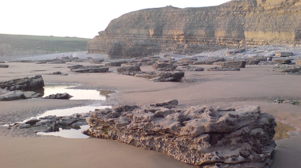 Photo "Dunraven Bay" by cowbridgeguide.co.uk (CC BY) / Cropped from original