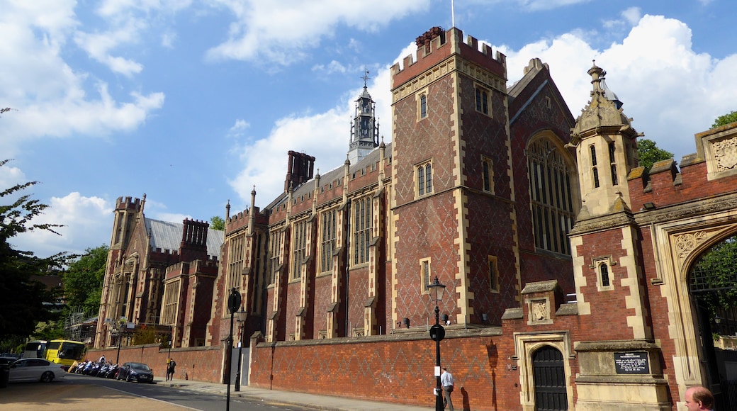 Photo "Honourable Society of Lincoln's Inn" by Ethan Doyle White (CC BY-SA) / Cropped from original