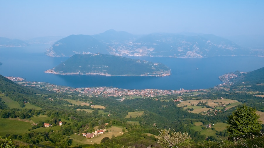 Photo "Montisola e il Lago d'Iseo" by Francesco Zanardini (Creative Commons Attribution-Share Alike 3.0) / Cropped from original